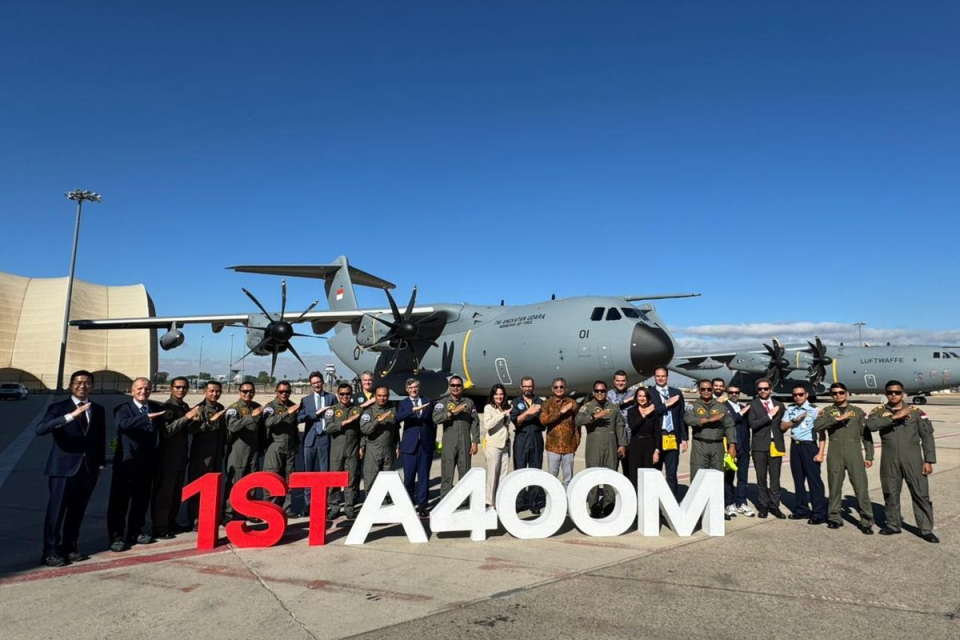 Kepala Staf Angkatan Udara (KSAU) Marsekal TNI M. Tonny Harjono berfoto bersama delegasi TNI AU saat mengunjungi fasilitas Airbus Military Limitada Sociedad (AMSL) di Sevilla, Spanyol, Kamis (23/10/2025). 