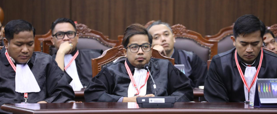 Kuasa Hukum hadir pada persidangan Pengucapan Pengucapan Putusan Perkara Nomor 70/PHPU.BUP-XXIII/2025 Perselisihan Hasil Pemilihan Umum Bupati Kab. Serang Tahun 2024, di Ruang Sidang Pleno MK. Senin (24/2/2025). 