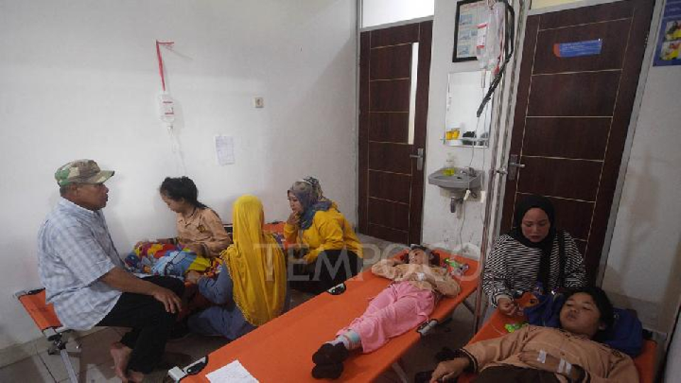 Siswa korban keracunan makanan MBG mendapat perawatan di Poned Puskesmas Cibodas, Kecamatan Lembang, Kabupaten Bandung Barat, Jawa Barat, 29 Oktober 2025. 
