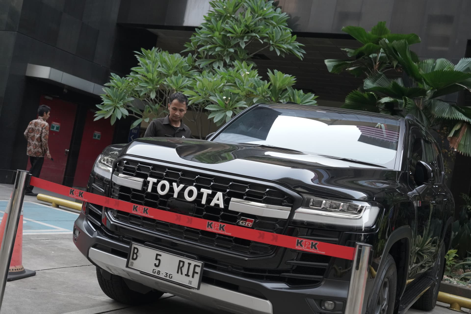 Mobil Toyota Land Cruiser yang disita KPK dari orang Sugiyanto yang merupakan orang kepercayaan Menteri ATR/BPN Nusron Wahid terkait kasus dugaan korupsi di Kementerian ATR/ BPN. Foto: Dok. KPK.