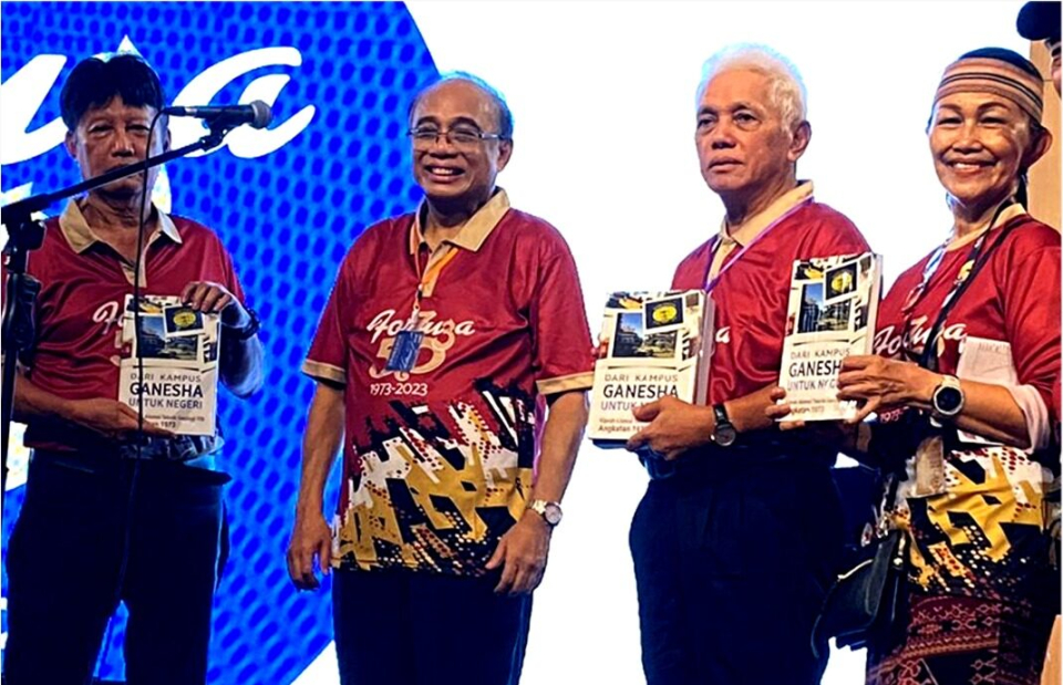 Koordinator Penulisan Buku: “FORTUGA BERCERITA: Suka-Duka, Legacy dan Pembelajaran”, Prof.Indroyono Soesilo, yang juga Mantan Menko Kemaritiman (No.2 dari kiri), menyerahkan Buku kepada Pembina Fortuga, yang juga Mantan Menko Perekonomian, Dr.Hatta Rajasa (No.3 dari Kiri) , kepada Ketua Panitia 50 Tahun Fortuga, Ir.Sonny Purnara (kiri) dan kepada Panitia Homecoming Back To Campus, Gaby Motuloh (kanan) di Kampus ITB Bandung
