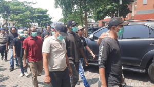 Polisi mengamankan sejumlah penagih utang dan warga usai kericuhan di Desa Jepang, Kecamatan Mejobo, Kabupaten Kudus, Selasa (14/10/2026) malam. 