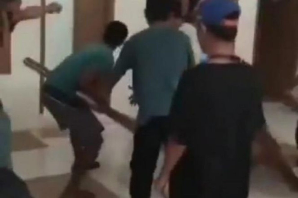 Intoleransi di Sukabumi: Massa Geruduk dan Rusak Fasilitas Retret Umat Kristen, Salib Dilempar