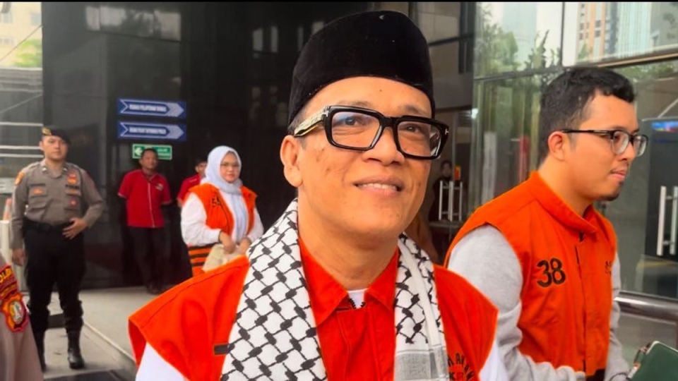 Menjelang Sidang, Eks Wamenaker Ebenezer Tampil Pakai Kopiah dan Sal Arab, Cari Simpati?