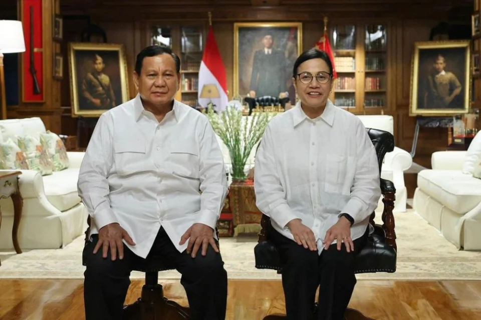 Presiden terpilih Prabowo Subianto (kiri) dan Menteri Keuangan Sri Mulyani Indrawati (kanan) berfoto saat pembekalan calon anggota Kabinet 2024-2029 di Hambalang, Bogor, Jawa Barat pada Rabu (16/10/2024). 