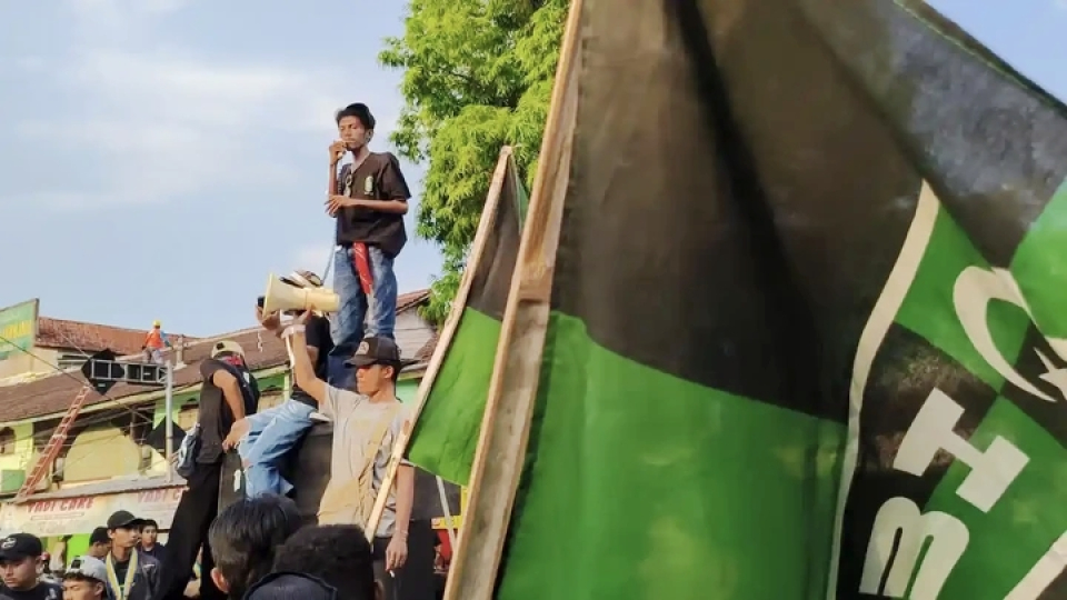Demo di Mojokerto, Kritik Anggaran MBG hingga Guru Honorer Bergaji Rp200 Ribu, 1 Mahasiswa Tumbang