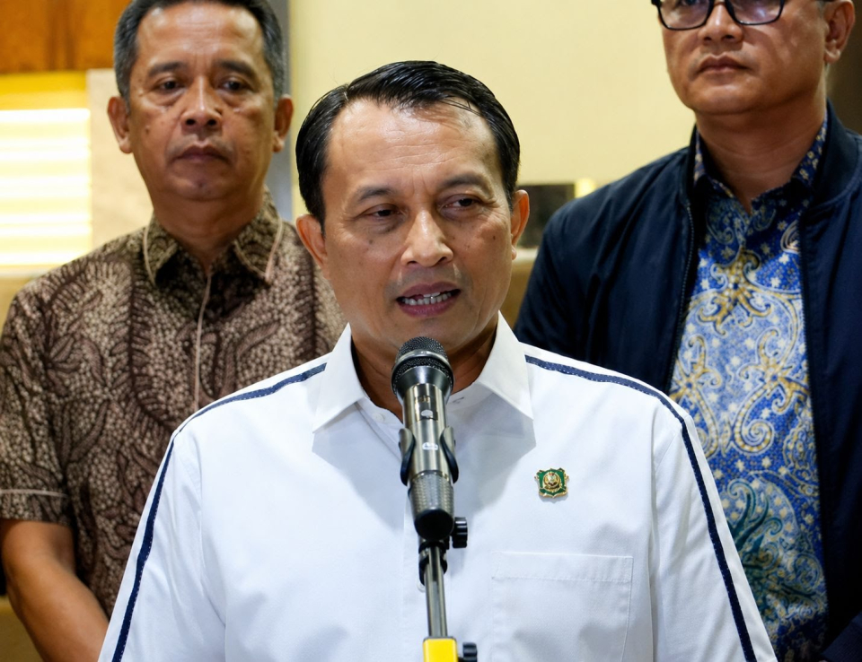 Jaksa Agung Muda Pengawasan Rudi Margono (tengah) memberi keterangan pers usai pemeriksaan eks Jampidsus Febrie Adriansyah di Gedung Kejagung, tadi malam.-Tangkapan Layar-