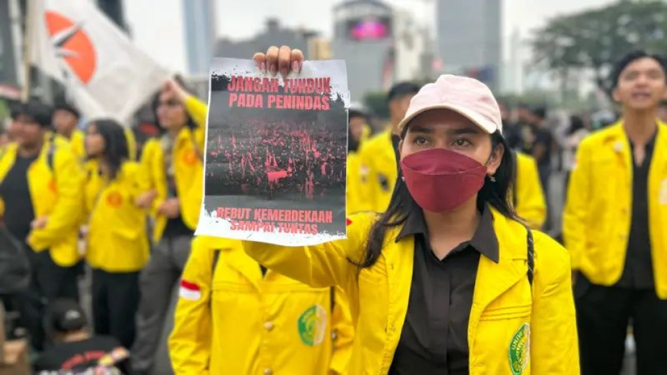 Rombongan BEM UI dan Front Mahasiswa Nasional gelar demo, diadang aparat dekat Bundaran HI – 'Hentikan penjajahan negara atas rakyat sendiri'
