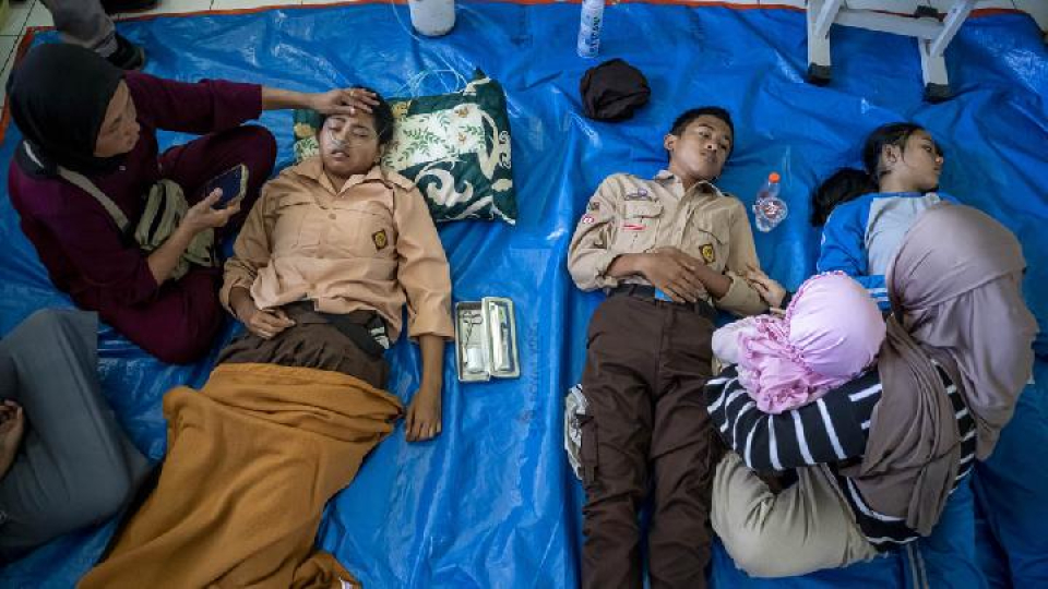 Orang tua mendampingi anaknya yang keracunan makan bergizi gratis (MBG) di SMPN 1 Cisarua, Cisarua, Kabupaten Bandung Barat, Jawa Barat, 14 Oktober 2025. 