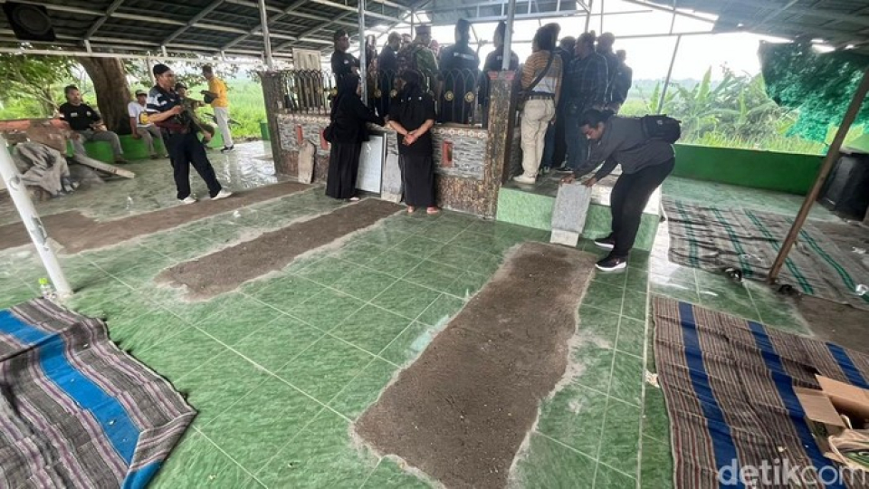  Pembongkaran makam palsu di Mojokerto, Jawa Timur 
