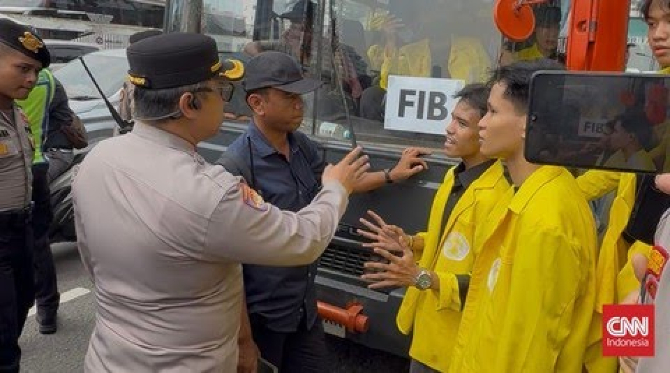Bus Dicegat Polisi, Mahasiswa Long March ke Bundaran HI