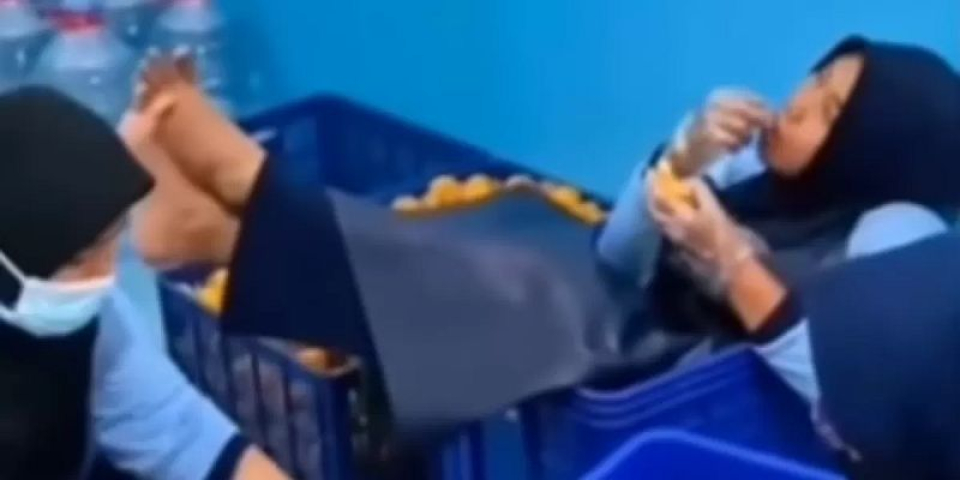 Kelakuan Pegawai SPPG Sukatani 3 Viral, Makan Buah MBG dengan Mengangkat Kaki! Kebersihan Dipertanyakan?