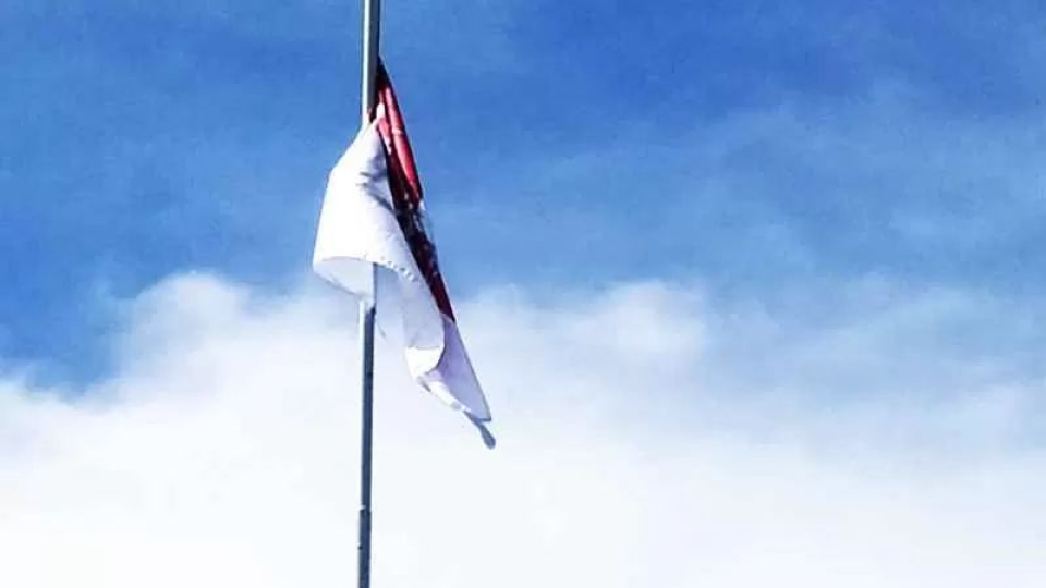 Wajib Dilacak Sampai Tuntas! Bendera Merah Putih di Depan Kantor Bupati Jembrana Dicorat-coret Cat, Pelaku Terekam Video