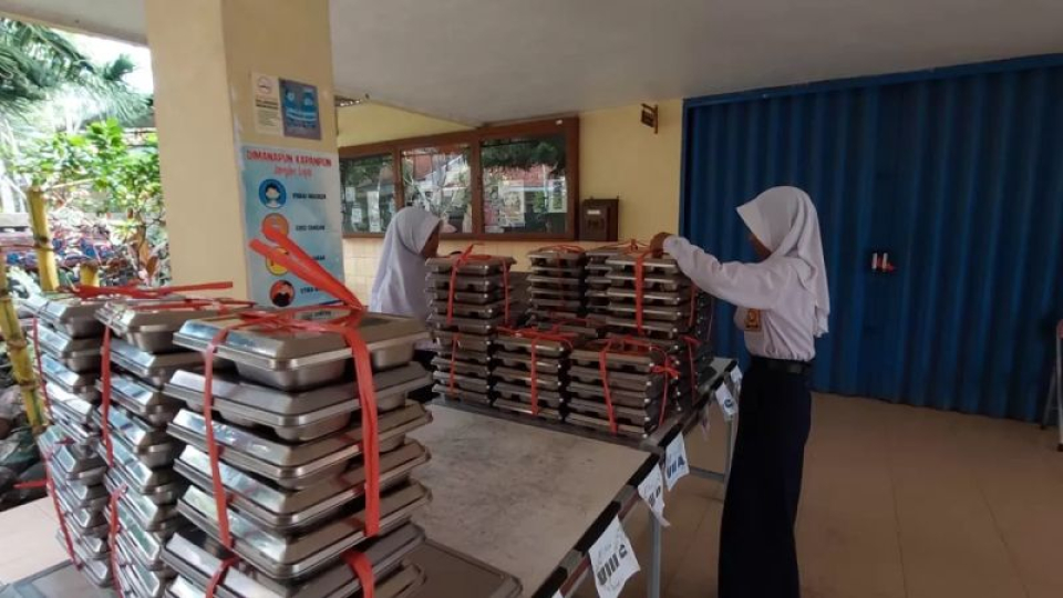 Siswa SMP di Kulon Progo saat menumpuk ompreng MBG setelah memakan menu.