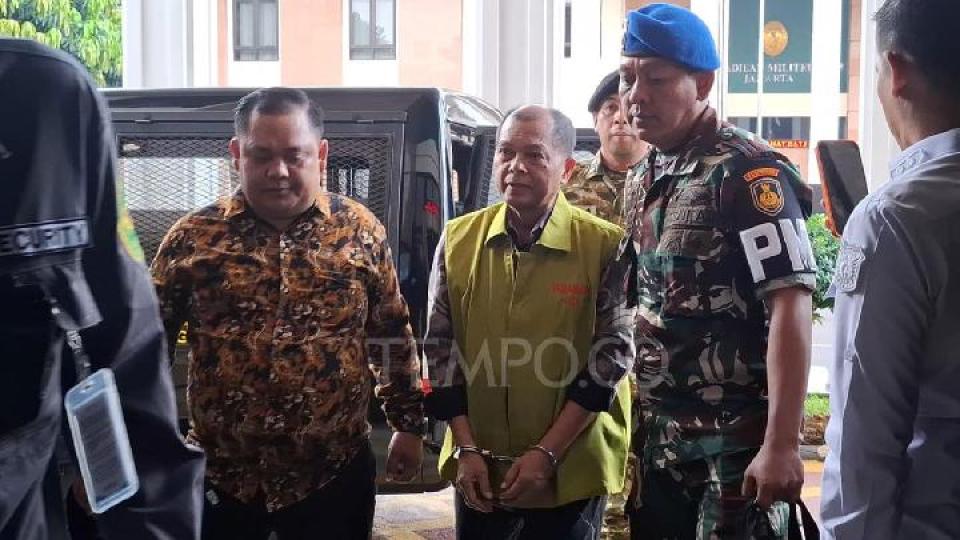 Laksamana Muda (Purn) Leonardi hadir sebagai tersangka dalam kasus dugaan korupsi proyek pengadaan satelit slot orbit 123 derajat Bujur Timur di Kementerian Pertahanan (Kemenhan) di sidang perdana koneksitas di Pengadilan Militer Tinggi II Jakarta, 31 Maret 2026. 