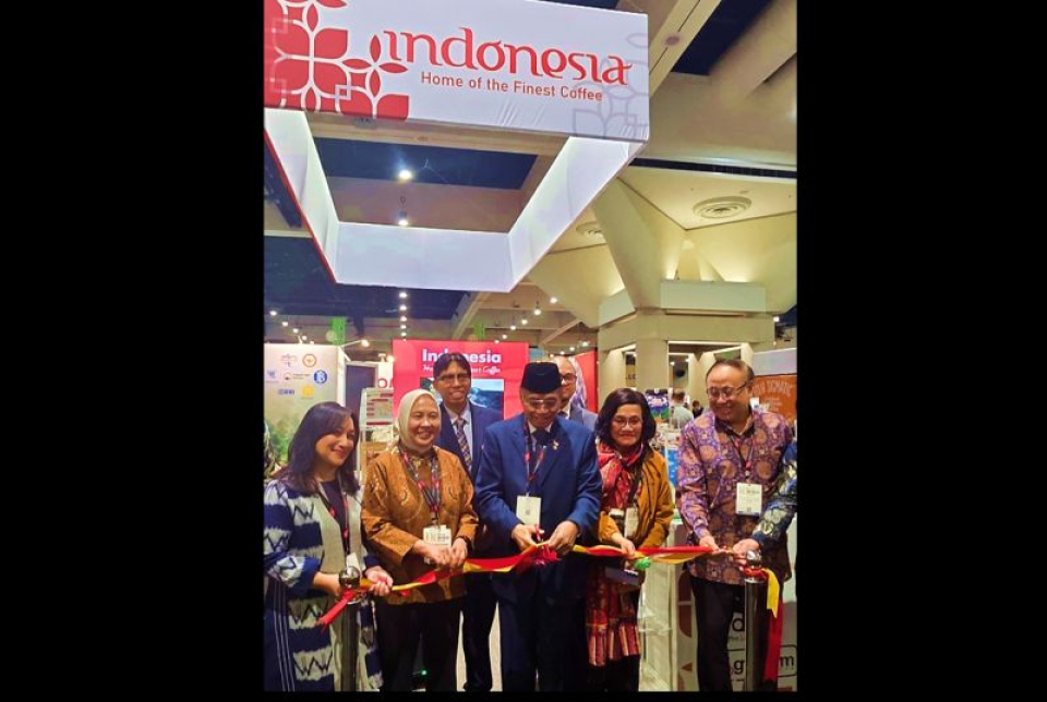 Pembukaan Pavilyun Indonesia di World Coffee San Diego – AS, 2026 oleh Duta Besar RI, Indroyono Soesilo didampingi Deputi Gubernur Bank Indonesia, Aida Budiman, Konsul Jenderal RI di Los Angeles, Purnomo A Chandra dan Atase Perdagangan KBRI Washington DC, Ranitya Kusumadewi. 10 April 2026.