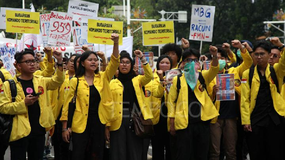 Mahasiswa dari berbagai elemen berunjuk rasa memperingati satu tahun pemerintahan Prabowo-Gibran di Jalan Medan Merdeka Selatan, Jakarta, 20 Oktober 2025. 