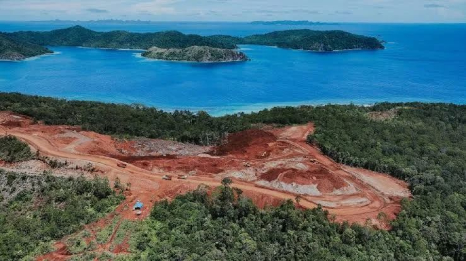 Tambang nikel di raja ampat milik PT. Gag Nikel yang menimbulkan wacana save raja ampat. 