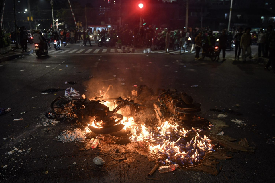 Kendaraan dibakar massa usai menggelar aksi di depan gedung DPR di kawasan Pejompongan, Jakarta, Kamis (27/8/2026). Aksi tersebut menuntut pemberantasan korupsi dan serta pengesahan RUU Perampasan Aset. 