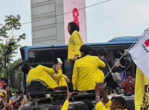 Wakil Ketua BEM UI, Fathimah Azzahra, adu mulut dengan aparat kepolisian dalam demo di Bundaran HI, Jakarta Pusat. (Laode/Akurat Jakarta)