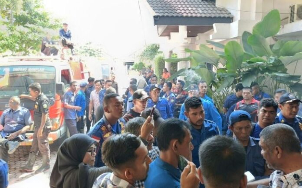 Dituduh Timbun Bantuan, Petugas BPBD dan Damkar Demo ke DPRK Bireuen