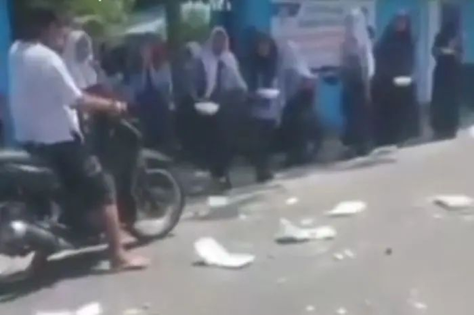 Makanan yang dibuang di jalanan depan sekolah. 