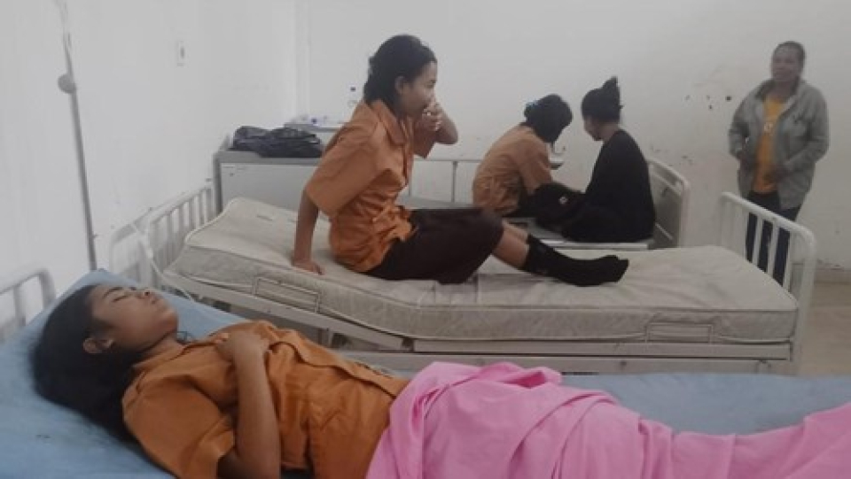 Sejumlah siswa diduga keracunan MBG dirawat di Puskesmas Golowelu, Kecamatan Kuwus, Manggarai Barat, NTT, Kamis (29/1/2026). 