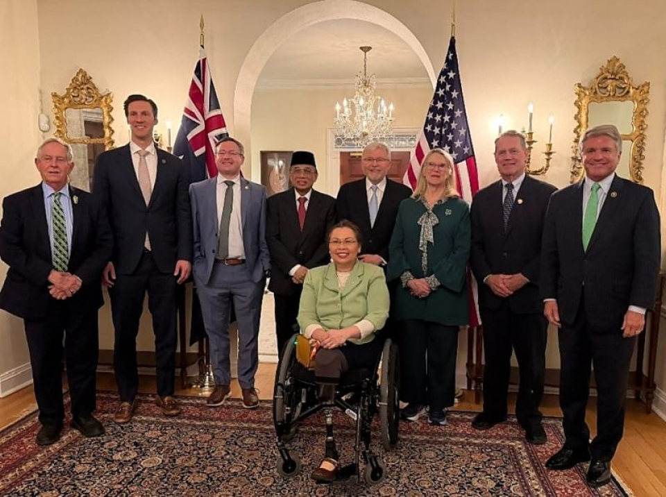 Pertemuan di Kediaman Dubes Australia di AS, Kevin Rudd, 17 Maret 2026, dihadiri: Senator Tammy Duckworth (Partai Demokrat – Illinois) (Duduk didepan), Baris Kedua, Dari kiri: Anggota DPR Joe Wilson (Republik – South Carolina), Anggota DPR Pat Harrigan (Republik – North Carolina), Anggota DPR Eugene Vindman (Demokrat – Virginia), Dubes RI Indroyono Soesilo, Dubes Australia Kevin Rudd, Anggota DPR Carol Miller (Republik – West Virginia), Anggota DPR Ed Case (Demokrat – Hawaii), Anggota DPR Michael McCaul (Republik – Texas).