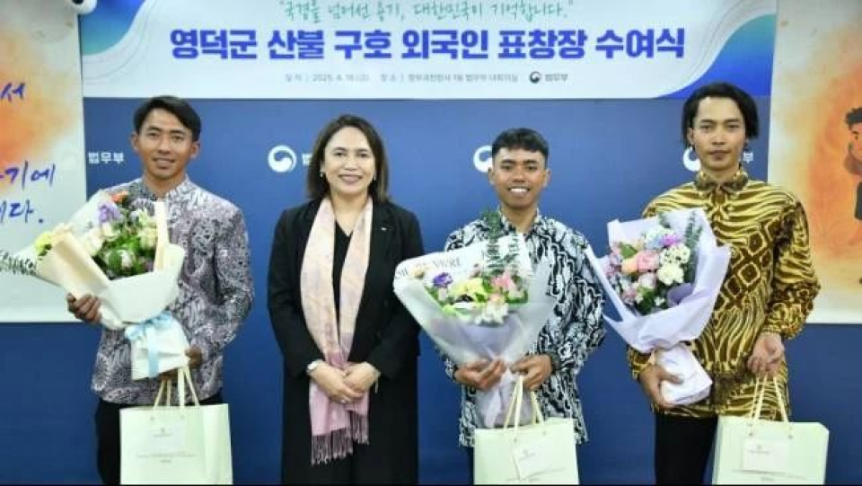 Tiga warga negara Indonesia (WNI) dianugerahi penghargaan oleh pemerintah Republik Korea atas upayanya menyelamatkan warga Korea dari kebakaran hutan di Korea Selatan, Jumat (18/4/2025). 