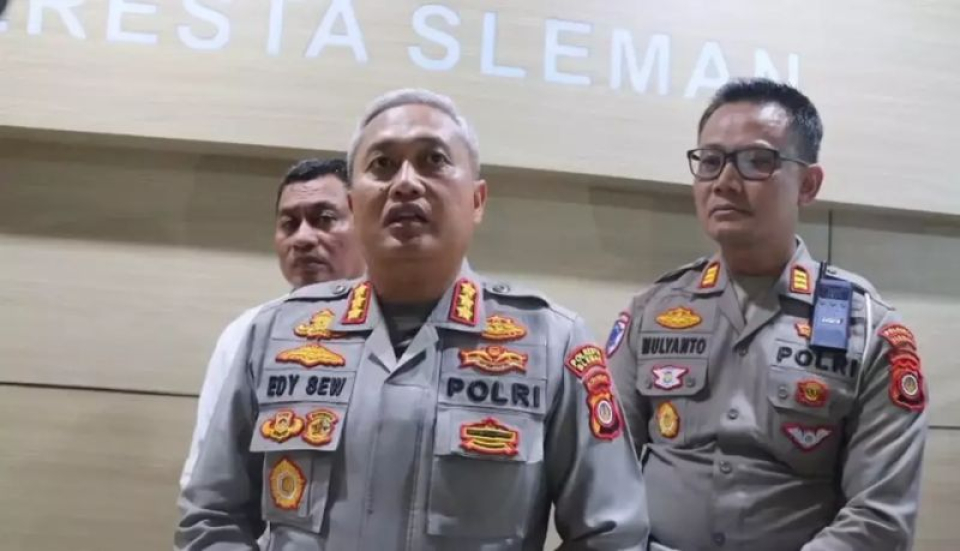 Kapolresta Sleman, Kombes Polisi Edy Setyanto Erning Wibowo (kiri depan) saat memberikan keterangan kepada media, Senin 26 Januari 2026. 