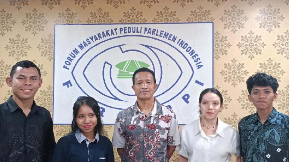 Peneliti Formappi Lucius Karus (tengah) bersama mahasiswa magang dari Undana Kupang usai konferensi pers perihal evaluasi kinerja DPR masa sidang kesatu tahun sidang 2024-2025 di Kantor Formappi, Jakarta, 8 Desember 2024. 