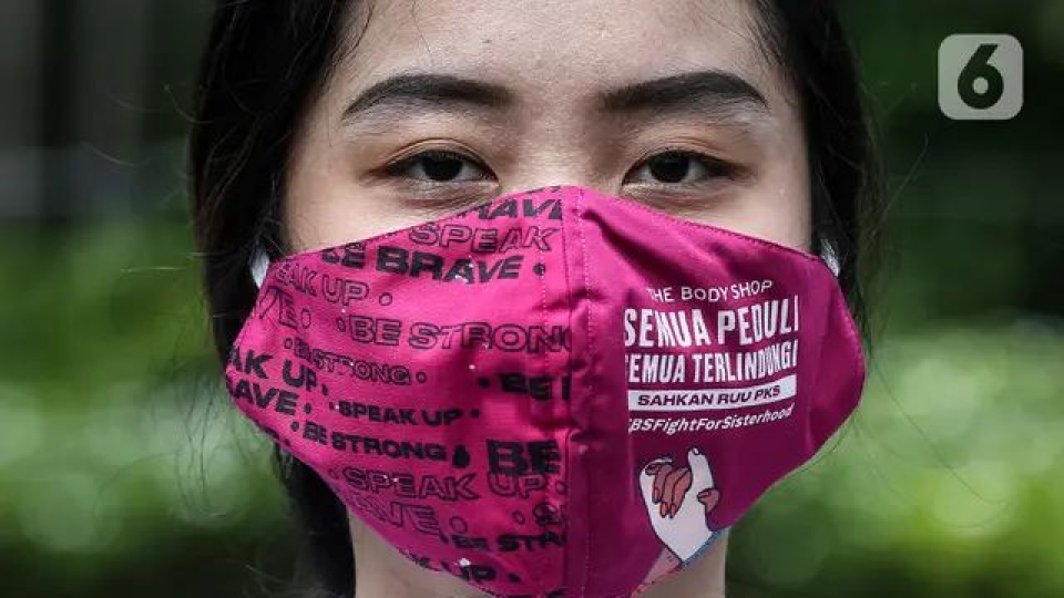 Pegiat komnas perempuan saat melakukan aksi diam 500 Langkah Awal Sahkan RUU PKS di depan gedung DPR, Jakarta, Rabu (25/11/2020). Dalam aksinya mereka menyusun sepatu sebagai simbol "semua peduli, semua terlindungi, stop sexual violence". 