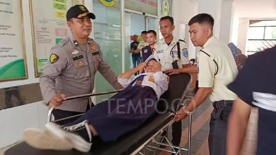 Siswa SMP PGRI Cianjur diduga korban keracunan makanan makan bergizi gratis menjalani perawatan di ruang instalasi gawat darurat RSUD Sayang, Cianjur, Jawa Barat, 22 April 2025. 
