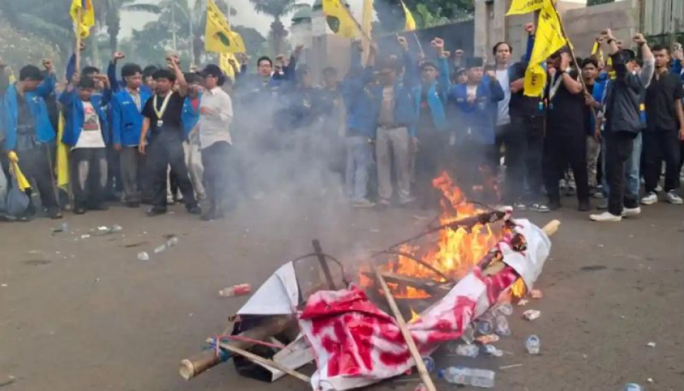 Demo Berujung Kericuhan di DPR, Mahasiswa Bakar Keranda Mayat hingga Saling Dorong dengan Polisi