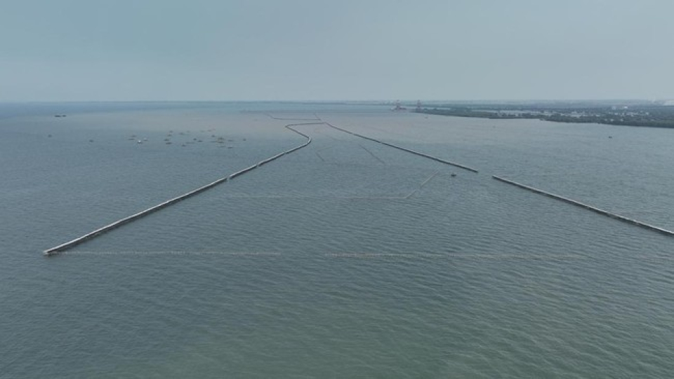  KKP maupun Pemprov Banten mengaku tidak tahu siapa yang membangun pagar laut ilegal sepanjang 30,16 km di pesisir Tangerang, Banten. 