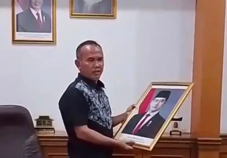Buntut putusan MK soal isu ijazah, Wakil Ketua DPRD Sukabumi dari Fraksi PDIP, Rojab Asy'ari, nekat menurunkan foto Wapres Gibran dari ruang kerjanya. (Foto: Tangkapan layar TikTok/@alisyarief)