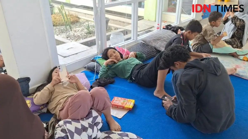 Para siswa yang sakit diduga keracunan MBG dirawat di Puskesmas Mantingan Ngawi. 