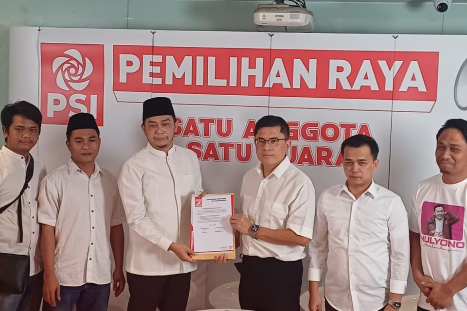  Juru Bicara PSI Agus Mulyono Herlambang (Ketiga dari kiri) memegang surat penyerahan dokumen pendaftaran bersama Ketua Steering Committee Kongres PSI Andy Budiman (Ketiga dari kanan) di kantor DPP PSI, Senin (23/6/2025).