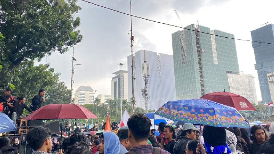 Massa Aksi Indonesia Gelap Kompak Nyanyikan Lagu Bayar Bayar Bayar Milik Sukatani di Depan Polisi