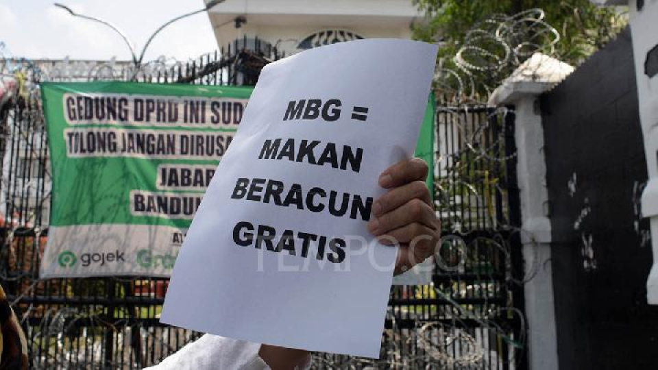 Unjuk rasa mengecam keracunan massal karena proyek makan bergizi gratis (MBG) di depan DPRD Jawa Barat, Bandung, Jawa Barat, 29 September 2025. Mereka menuntut pengentian sementara program MBG dan pengusutan penyebab keracunan serta merekomendasikan program MBG dikonversi menjadi bantuan tunai bagi pelajar dari kalangan tidak mampu. 