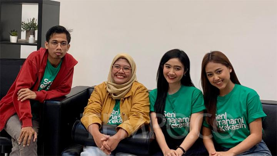 (dari kiri) Agus Magelangan, Kalis Mardiasih, Febby Rastanty, dan Sisca Saras saat ditemui untuk promosi film Seni Memahami Kekasih di kawasan Kuningan, Jakarta Selatan pada Rabu, 28 Agustus 2024. 