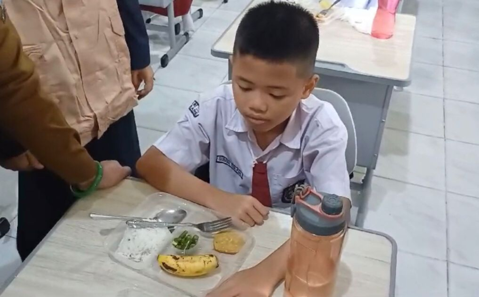 Siswa SD Negeri 25 Palembang, Gibran, yang menolak menu makan bergizi gratis, Senin (6/1/2025). 