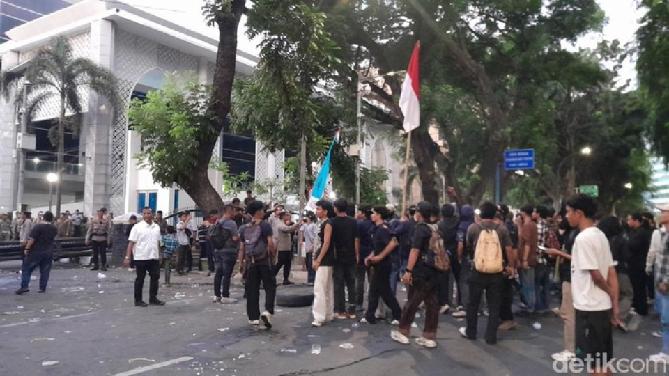 Mahasiswa di Medan Demo-Robohkan Pagar DPRD Sumut, Sampaikan 6 Tuntutan