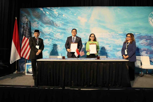 Wakil Dirut Pertamina, Oki Muraza dan Dirut Lansa Tech Corp. USA, Jennifer Holmgren, menandatangani Kerjasama Pembuatan Etanol dan Avtur dari Sampah Perkotaan, disaksikan Dubes RI di Amerika Serikat, Indroyono Soesilo dan Konsul Jenderal RI di Houston, Ourina Ritonga. Houston, Texas – USA 