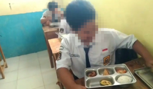Siswa SMPN 1 Tabulahan saat menyantap menu Makanan Bergizi Gratis di kelas sebelum belasan murid mengeluhkan gejala mual dan sesak pada Senin, 28 September 2026. (Foto: Dok. Istimewa)