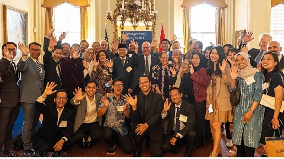 Para Lulusan Program Executive Master in Diplomacy and International Affairs (EMDIA) di School of Foreign Service (SFS), Georgetown University, Washington DC, berfoto bersama Duta Besar RI, Indroyono Soesilo, Dekan SFS Professor Joel Hellman dan Para Guru Besar SFS, Selasa, 12 Mei 2026