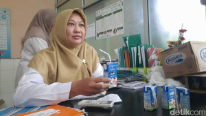 Penampakan susu kemasan dalam MBG yang diduga menjadi pemicu puluhan siswa alami mual dan muntah dibawa ke Puskesmas Jakenan, Rabu (30/9/2026). Foto: Dian Utoro Aji/detikJateng