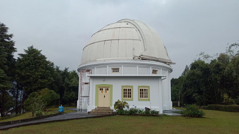 Teleskop Zeiss milik Observatorium Bosscha disimpan di bangunan berkubah rancangan arsitek C. P. Wolf Schoemacher.